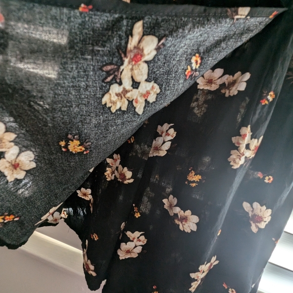 Black romper with flowers - Picture 3 of 5